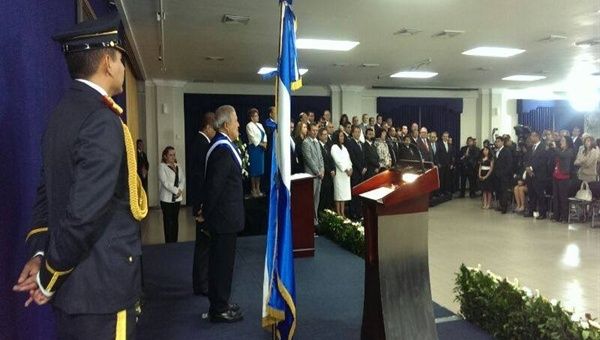 Sánchez Cerén juramenta a su nuevo gabinete en El Salvador 
