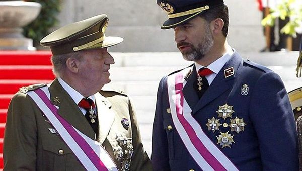 Juan Carlos I es el séptimo rey que abdicó la corona española y lo hizo a favor de su hijo Felipe. (Foto: EFE)