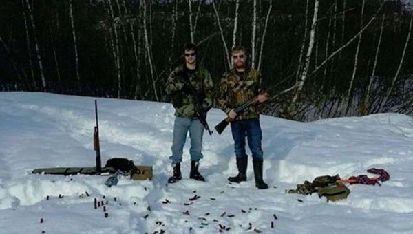 La fotografía de perfil de facebook de Bourque lo muestra junto con otro joven armados con rifles automáticos. (Foto: elmundo.es)