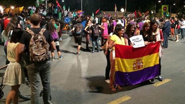 Españoles salieron a las calles cuando abdicó el Rey para pedir un referendo que permita la restitución de la República. (Foto: @vpedrosarivas)