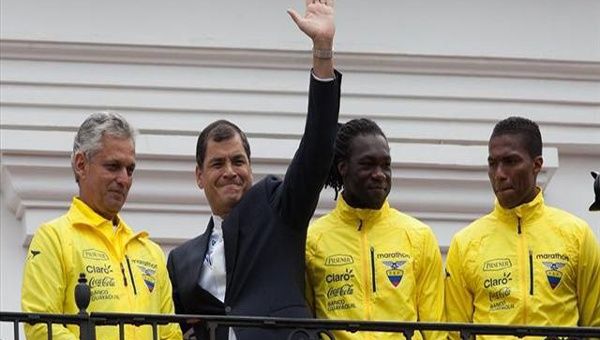 El presidente ecuatoriano, Rafael Correa, junto al entrenador de la selección Tricolor, Reinaldo Rueda, y parte del equipo. (Foto: Archivo)