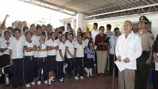 Durante un acto con estudiantes de su país, el presidente salvadoreño aseguró que su Gobierno trabaja para consolidar uno de los mejores sistemas educativos de la región. (Foto: EFE).