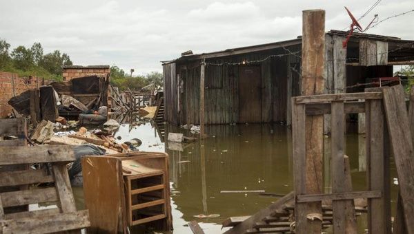 El alza del río Paraguay afecta a unas 6.000 familias de los barrios más pobres de Asunción. (Foto: EFE)