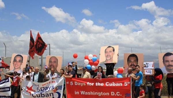Miembros del comité L4C5 enarbolaron banderas de cuba y fotos de los héroes cubanos para pedir justicia (Foto:CubaDebate)