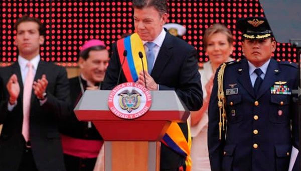 El presidente Juan Manuel Santos logró la reelección con 50,95 por ciento de los votos, mientras que el uribista Óscar Iván Zuluaga obtuvo 45,13 por ciento de las papaletas.