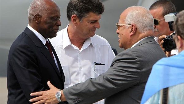 Dos Santos fue recibido por el vicepresidente cubano, Ricardo Cabrisas (Foto: EFE)