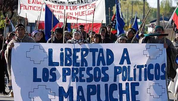 La Ley Antiterrorista criminaliza la lucha mapuche y otorga poderes extraordinarios a la policía que se expresa con violencia contra comunidades que luchan por la restitución de sus tierras. (Foto: Archivo)