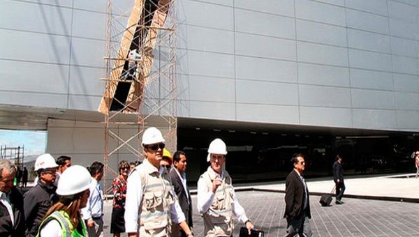 En su recorrido por la edificación, Correa felicitó a los trabajadores por lo adelantado de la obra. (Foto: Prensa Presidencial). 