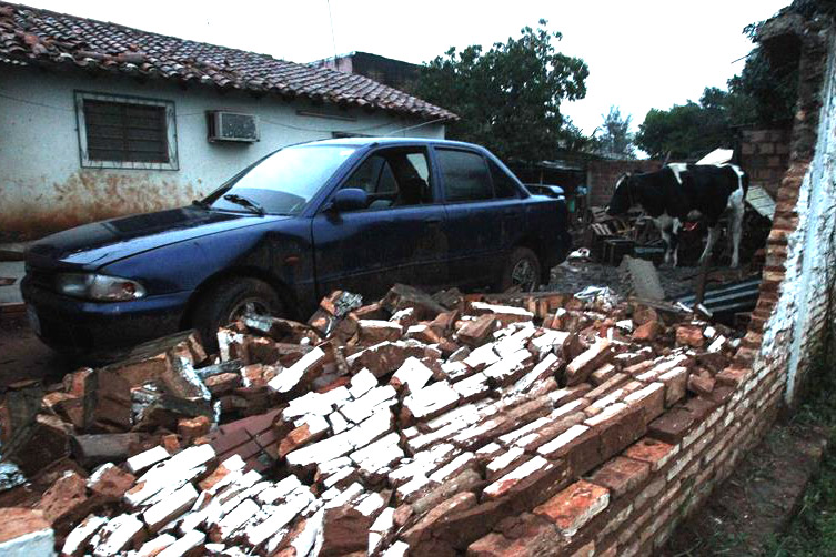 Un temporal, protagonizado por un supuesto tornado, se registró en la ciudad de Capiatá. (Foto: EFE)