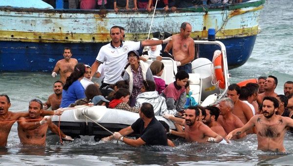 Los inmigrantes se lanzan al mar en embarcaciones deterioradas. (Foto: EFE)