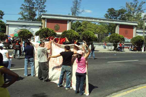 Desde hace varias semanas estudiantes y representantes de la sociedad civil de El Salvador, han manifestado su rechazo por la injerencia de Estados Unidos. (Foto: Archivo).