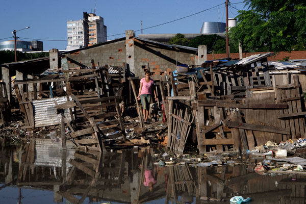 La crecida del río Paraguay que alcanzó este miércoles los 7,2 metros a su paso por Asunción (capital), ha llevado el agua a la base del mayor vertedero del país que pudiera generar “una catástrofe
ambiental. (Foto: Archivo)