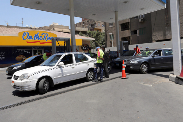 Poco antes de que subiera el costo de la gasolina, se hicieron largas filas de carros en las gasolineras de El Cairo (capital). (Foto: EFE)