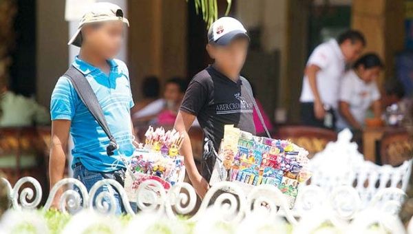 Niñas y niños migrantes centroamericanos ejercen el sexoservicio y aparentan vender solamente dulces. (Foto: Excelsior.com.mx)