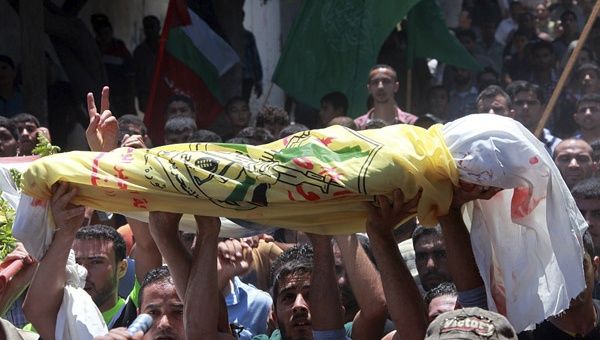 Palestinos transportan los cadáveres. (Foto: EFE)