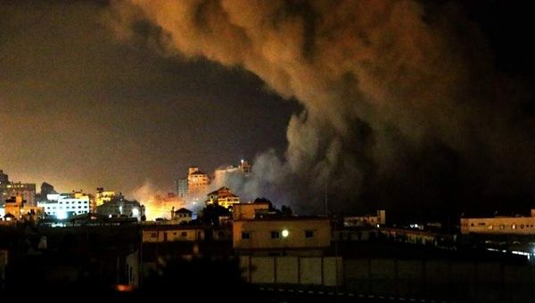 Una columna de humo tras un ataque aéreo al oeste de Ciudad de Gaza. (Foto: EFE)
