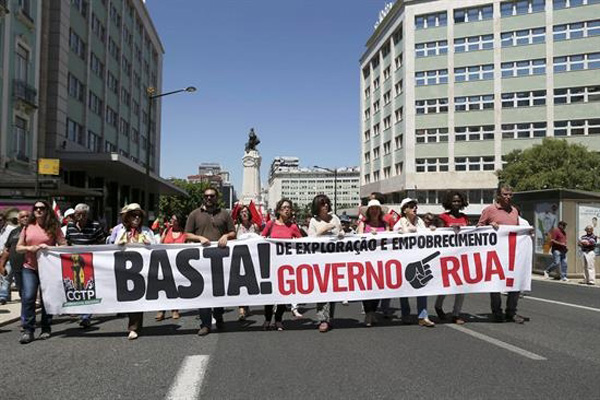 Miles de manifestantes en Portugal desbordaron este jueves las calles de Lisboa (capital) para manifestar su descontentos con las políticas de austeridad que aplica el Gobierno. (Foto: efe)