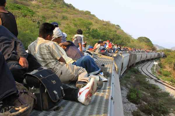 Cada año unos 200 mil extranjeros indocumentados cruzan la frontera de México hacia Estados Unidos en los lomos del peligroso tren 