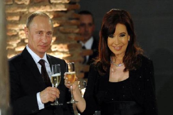 La mandataria argentina, Cristina Fernández, brindó por las fructíferas relaciones con su homólogo ruso, Vladimir Putin. (Foto: Telam)