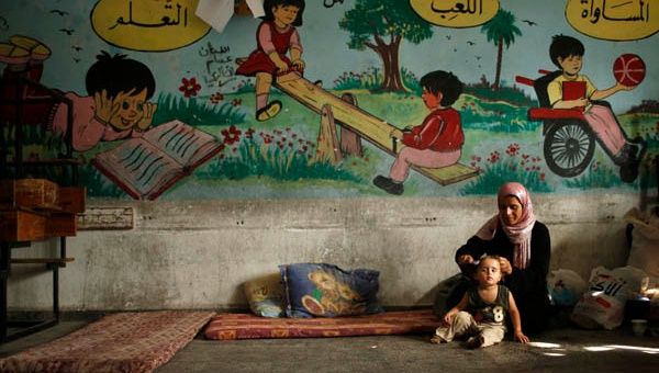 Se calcula que cerca de cuatro mil habitantes de Gaza se han refugiado en escuelas manejadas por la ONU, por ser seguras. (Foto: Reuters)