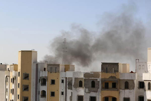 En las cercanías del aeropuerto de la capital libia se podía observar humo por el ataque de los misiles. (Foto: Reuters)