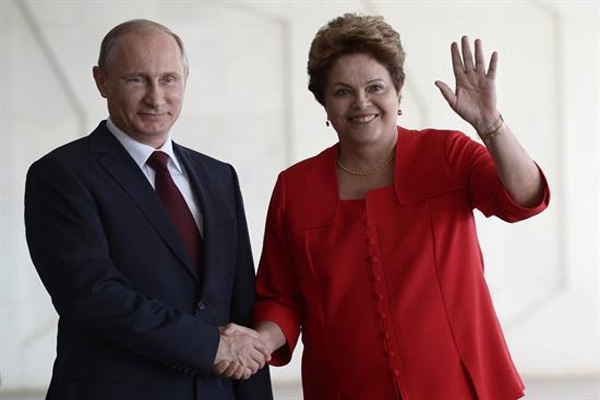 El presidente ruso Vladimir Putin, llegó este lunes a Brasil para una reunión previa con su homóloga de ese país. Dilma Rousseff con quien firmó varios acuerdos bilaterales. (Foto: Archivo)