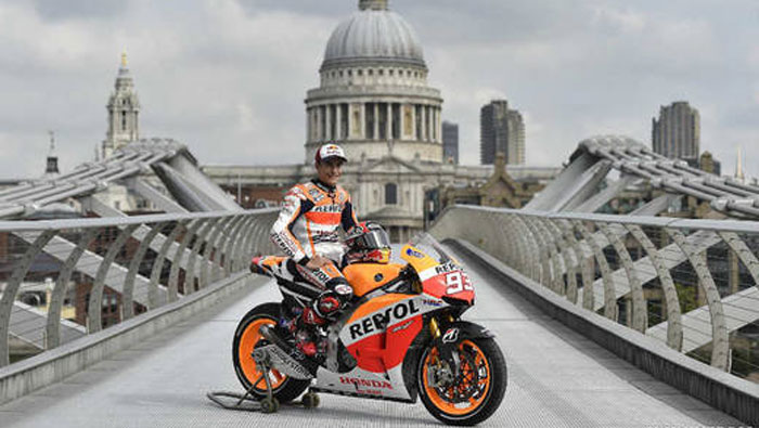 Marc Márquez fue el primero en cruzar el puente en moto.
