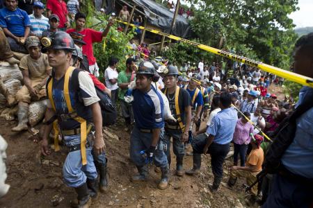 Mineros caminan para ingresar a la mina donde obreros quedaron atrapados tras un deslizamiento de tierra en Bonanza, Nicaragua, el viernes 29 de agosto de 2014. (AP)