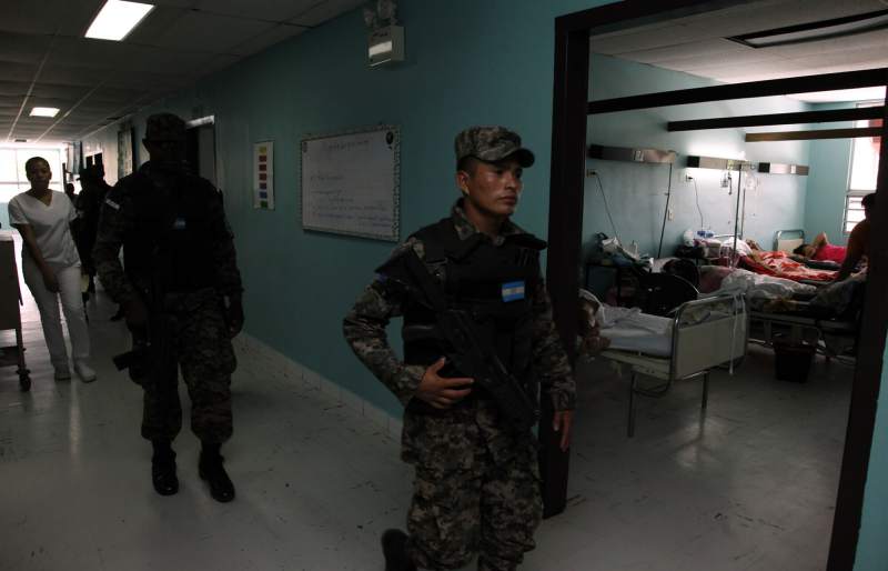 Además de la escasez de medicinas, médicos hondureños reclamaron hace tres semanas la falta de pago (Foto: La Prensa)