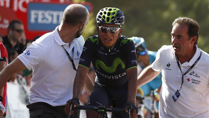 Quintana chocó contra el protector de la carretera y tras un par de minutos se subió a la bicicleta y pudo entrar en meta. (Foto: EFE)