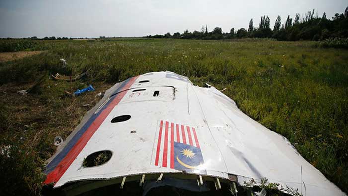 Investigadores confirmaron que la aeronave fue penetrada por varios objetos que pudieron influir en su caída (Reuters)