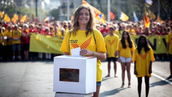 Ella el 9 de noviembre cumplirá 16 años, la edad mínima para participar en las elecciones, depositó un voto en una urna como símbolo  de que ese día podrá votar.  (Foto: El País)