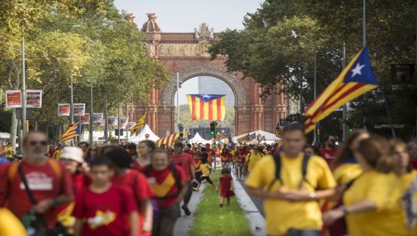 Ciudadanos marchan por el Arco del Triunfo. (Foto: El País)