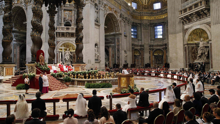 Francisco ofició las primeras bodas que se realizaran en el Vaticano. (Foto: Reuters)