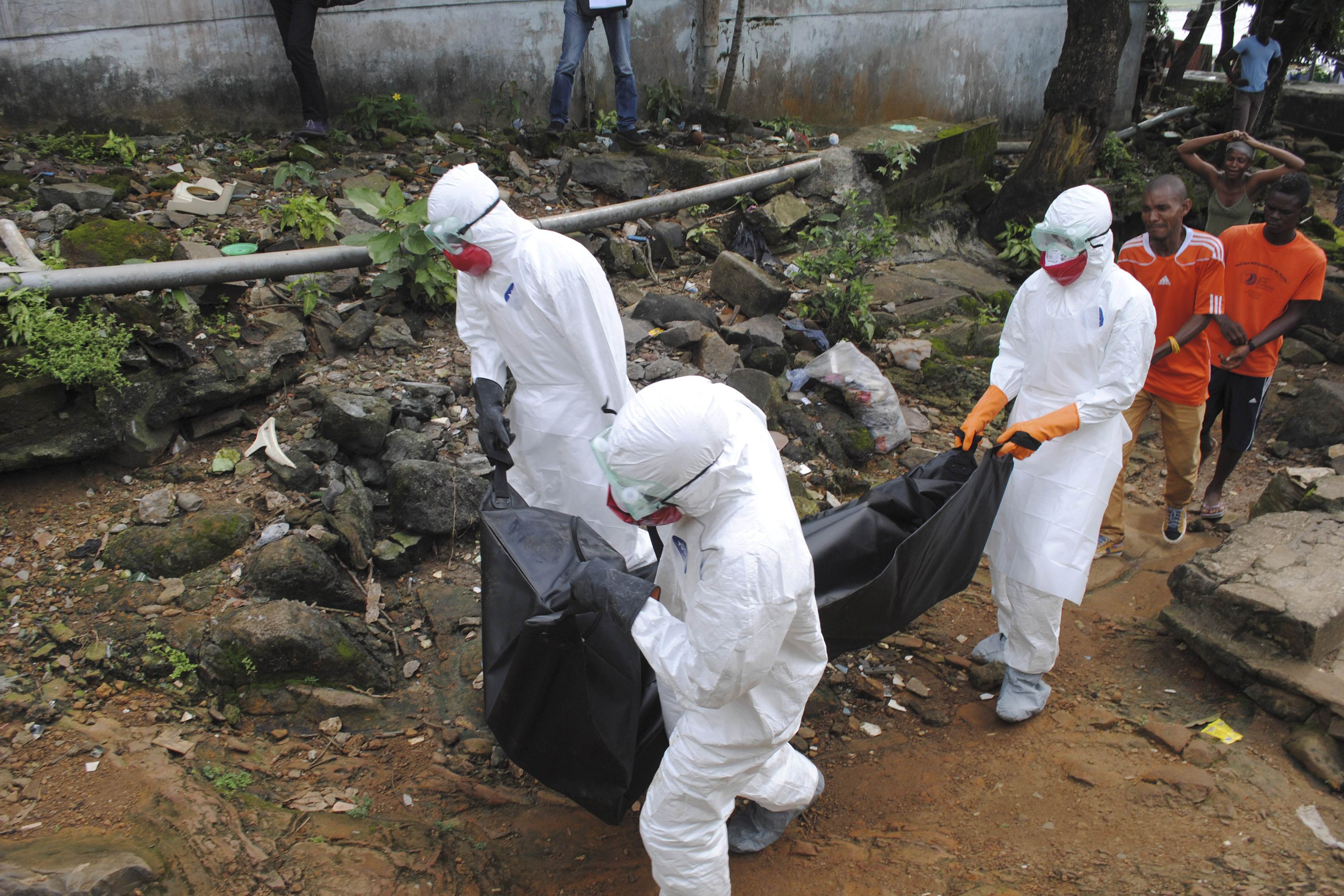 Este domingo Sierra Leona anunció la muerte de otro médico, el cuarto hasta ahora por ébola. (Foto: Reuters)