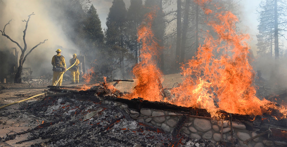 Unos 330 bomberos permanecen en la zona para controlar las llamas que han destruido 129 hectáreas de espacios verdes (AP)