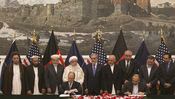 Afganistán y EE.UU. firman acuerdo para garantizar presencia de tropas después de 2014.