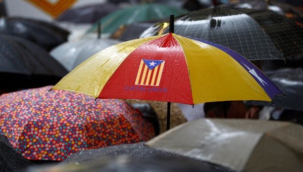 A pesar de la lluvia los manifestantes llenaron la céntrica plaza de Sant Jaume en Barcelona, capital catalana. (Foto: AFP)