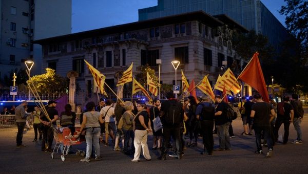 La Policía catalana desalojó la acampada frente a la Delegación del Gobierno español en Barcelona. (Foto: AFP)