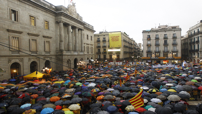 Portando pancartas y banderas independentistas, lanzaron gritos como “¡Votarem!” (votaremos, en catalán) o “¡Independència!”. (Foto: AFP)