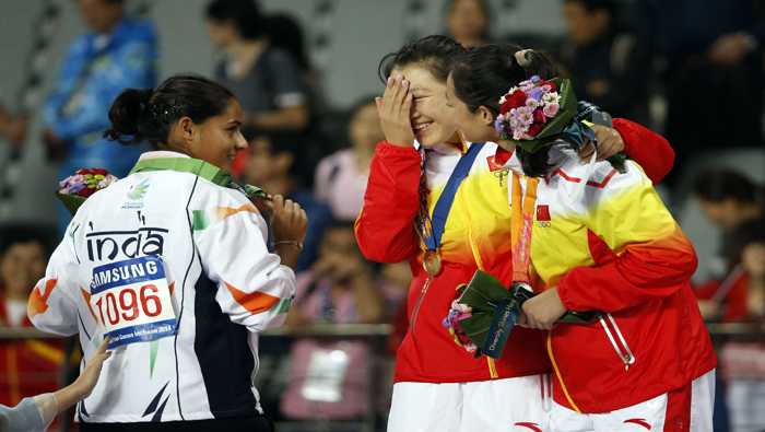 La jugadora de nacionalidad china acreedora de la medalla de oro en el lanzamiento de jabalina, Zhang Li celebró junto a sus contrarias su triunfo. Reuters.