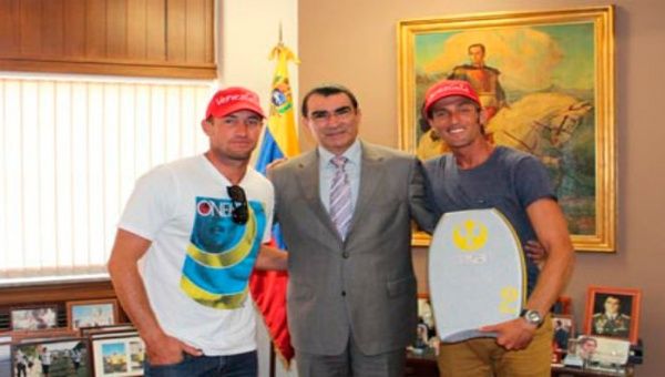 Embajador venezolano en Portugal, Lucas Rincón Romero (centro) junto a Justin Mujica (izquierda) y Ángelo Freda (derecha). (foto: MPPRE)