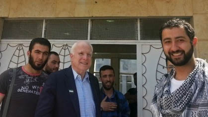 En mayo de 2013 se hicieron públicas fotografías del senador McCain que acusaban una reunión  con personas vinculadas al Estado Islámico. (Foto: AFP)