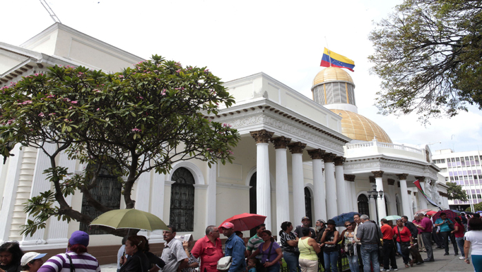 Simpatizantes del partido rojo se concentraron a las afueras del Parlamento para rendir honores al diputado más joven de Venezuela. AVN. 