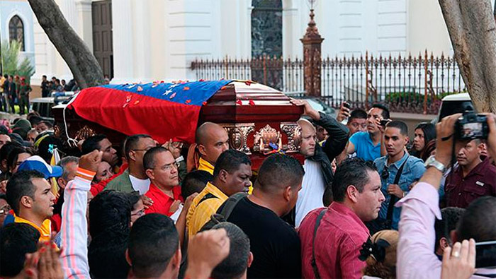 Momento en que el cortejo fúnebre del diputado Robert Serra llega a la Asamblea Nacional donde será velado en Capilla Ardiente hasta este viernes. (Foto: N365)