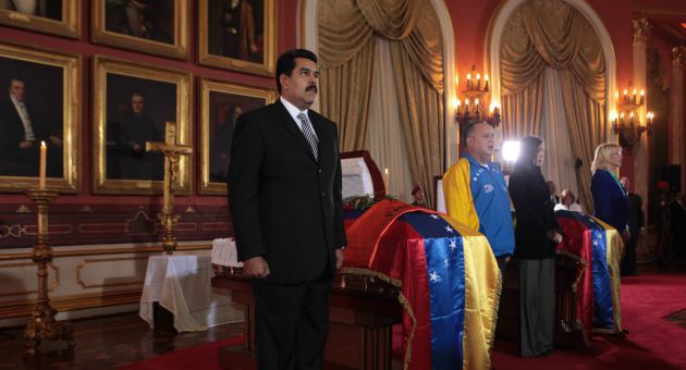Gobierno y pueblo venezolano rinden honores al diputado Robert Serra y su compañera María Herrera. (Foto: Prensa Presidencial)