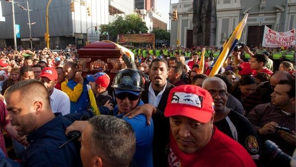 Miles de venezolanos acompañaron el traslado del ataúd hasta la Asamblea Nacional. (Foto: EFE)