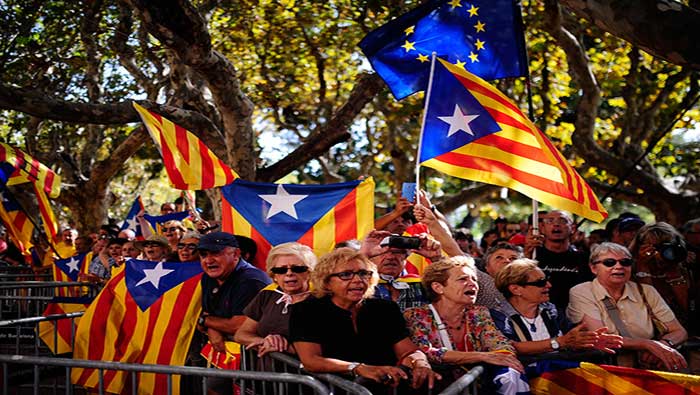 El gobierno del presidente Mariano Rajoy busca la forma de frenar la consulta popular catalana (Reuters)