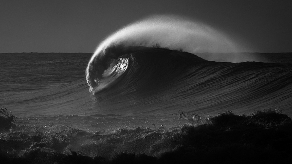 Una ola rompe en solitario a lo largo de la costa de Na Pali en la costa norte de Kauai, Hawaii, por Aaron Feinberg
