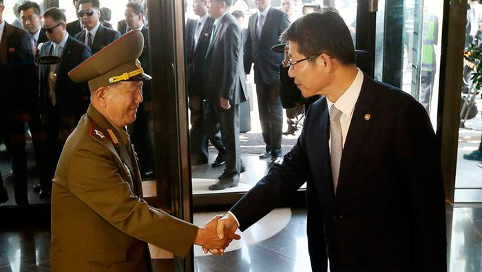 Reunión que sostuvieron representantes de Corea del Norte (izquierda, vicepresidente de la Comisión Nacional de Defensa) y de Corea del Sur (derecha, Ministro surcoreano de Unificación, Ryoo Kihl-jae). (foto: Yonhap)